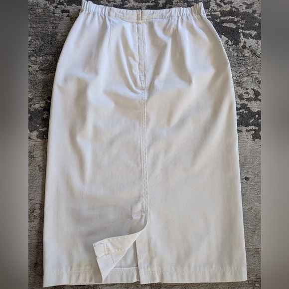 Ladies White Skirt with Pockets - Picture 2 of 2
